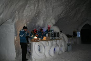 Iglu-Dorf auf der Zugspitze Eisbar