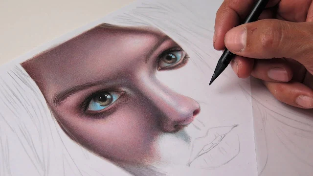 Desenhando um retrato realista colorido com lápis escolar