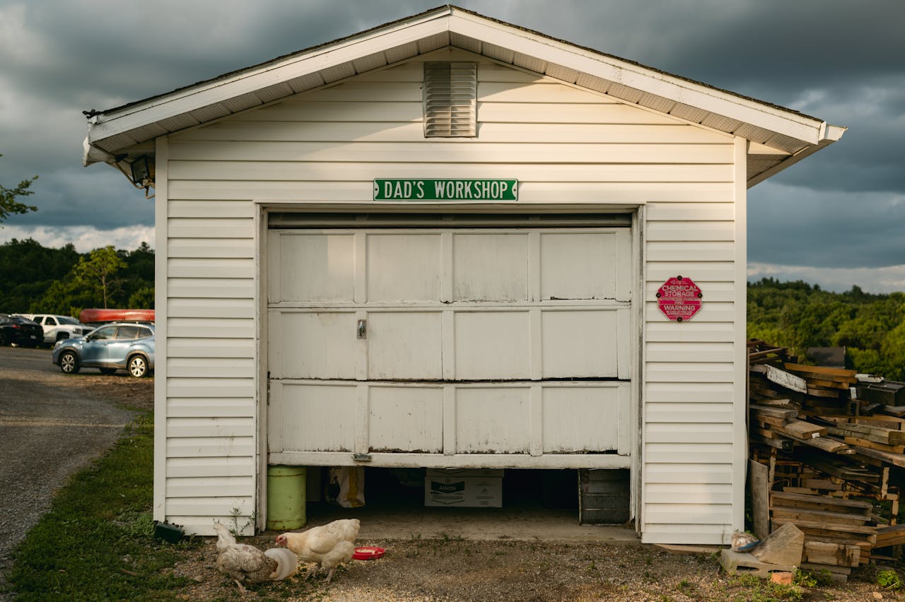 Common Issues with Garage Doors and How to Fix Them Common Issues with Garage Doors and How to Fix Them
