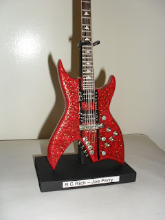 Mini guitarra BC Rich de Joe Perry