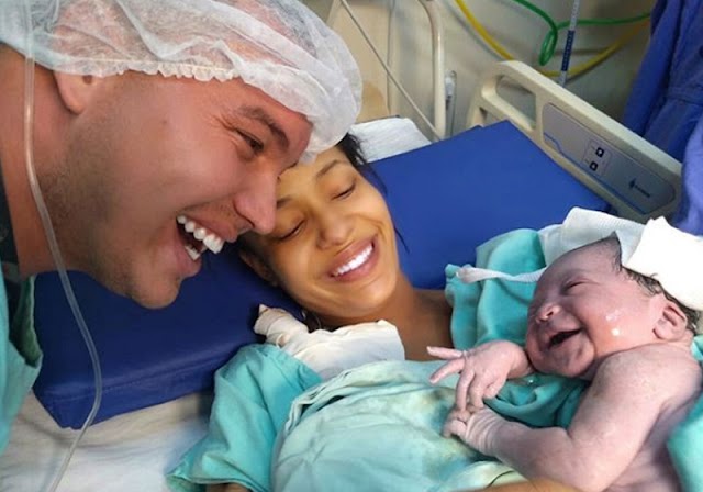 Filha sorri para pai após o parto e foto viraliza: reconheceu a voz