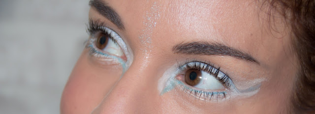 maquillage des yeux blanc et bleu ciel