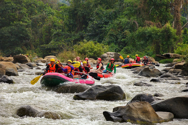 3. Chèo xuồng, vượt thác trên sông Mae Tang 