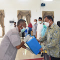 Bupati Deli Serdang Serahkan CSR 460 Paket Sembako Kepada Nelayan