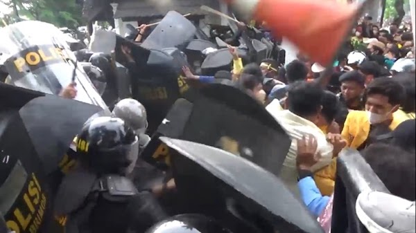 Unjuk Rasa di Padang Ricuh, Puluhan Mahasiswa Diamankan