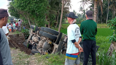 Breaking News: Dum Truck Pengangkut Tanah Terbalik di Lenek 