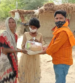 समाजसेवी प्रमोद माली ने दिव्यांगों में किया राशन वितरण | #NayaSaberaNetwork