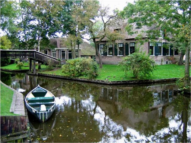 A Village in Holland with no roads