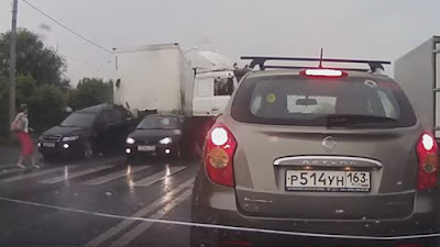 Βίντεο ΣΟΚ – Φορτηγό πέφτει πάνω σε πεζούς και αυτοκίνητα σε διάβαση!