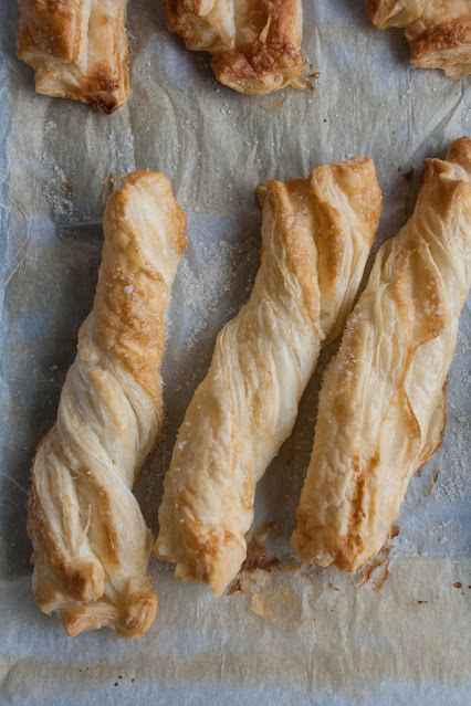 Treccine dolci di pasta sfoglia e zucchero