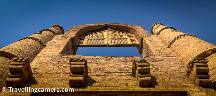 Badal Mahal Gate is a magnificent structure that serves as the entrance to the historic town of Chanderi in Madhya Pradesh. Built during the reign of Sultan Mahmud Khilji in the 15th century, the gate is a fine example of Islamic architecture and is considered one of the most important landmarks in the town.