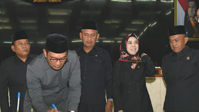 DPRD dan Pemprov Jabar  Tandatangi Raperda APBD TA 2020