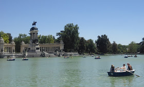 Panorámica del estanque del Retiro, con barcas de remos y al fondo el monumento a Alfonso XII y la arboleda