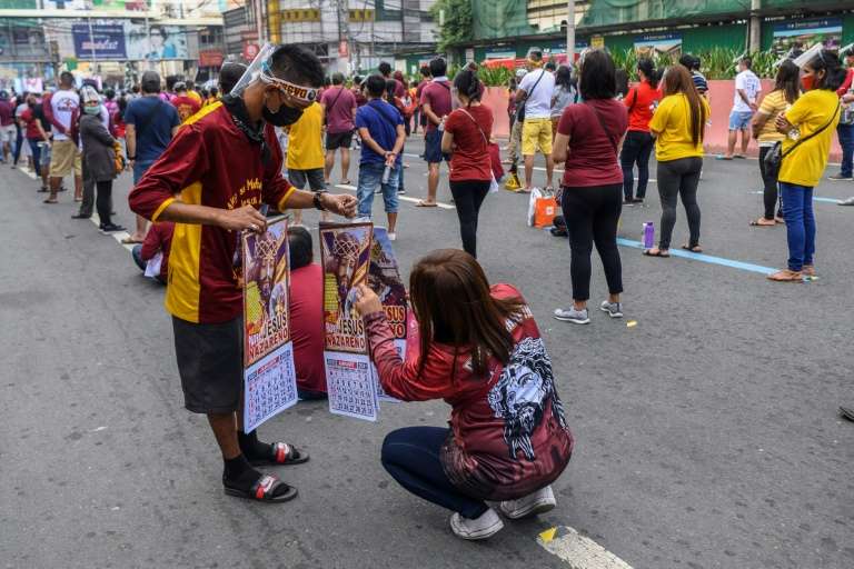 Hundreds of thousands of Filipinos participate in the "Black Nazarene" celebrations despite the pandemic