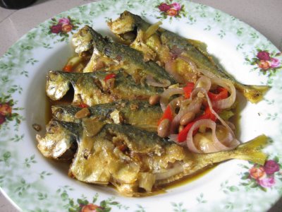 RESEPI NENNIE KHUZAIFAH: Ikan selar masak taucu