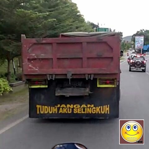 Meme Tulisan Belakang Bak Truk Lucu - Disini Aja Tempatnya