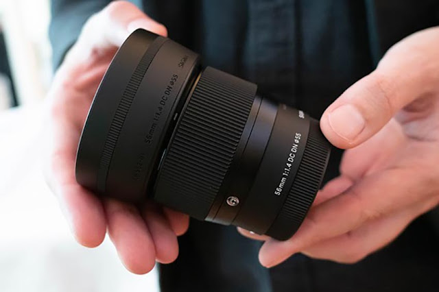 Ống Kính Sigma 56mm F1.4 DC DN For Sony E Tại Photokina 2018 diễn ra ở Đức, Sigma đã chính thức giới thiệu lần lượt 5 ống kính tới người dùng. Trong đó không thể không nhắc đến ống kính thứ ba của dòng Contemporary với tên gọi Sigma 56mm F/1.4 DC DN dành cho Sony E-Mount. Ống kính Sigma 56mm F/1.4 DC DN For Sony E được thiết kế nhỏ gọn, trọng lượng nhẹ và chất lượng hình ảnh vượt trội.  Thiết kế nhỏ gọn, ấn tượng Là thành viên mới của dòng sản phẩm Contemporary, ống kính Sigma 56mm F1.4 DC DN có kích thước Ø66.5mm x 59.5mm và ttrọng lượng là 280g, thiết kế nhỏ gọn, trọng lượng nhẹ. Để đạt được cấu trúc nhỏ gọn như vậy, thiết kế ống kính được xem xét dựa trên khả năng của chức năng thân máy ảnh để điều chỉnh lượng ánh sáng ngoại biên và biến dạng.  Sigma 56mm F/1.4 DC DN For Sony E Với thiết kế gọn nhẹ nhưng chất lượng hình ảnh vượt trội của Sigma 56mm F1.4, sẽ gây kinh ngạc với hiệu ứng bokeh tuyệt đẹp và độ sáng được mong đợi từ F1.4 ngay cả trong phạm vi tele tầm trung cho máy ảnh cảm biến bị crop.  Sigma 56mm F/1.4 DC DN For Sony E Thiết kế nhỏ gọn và nhẹ của ống kính Sigma 56mm F1.4 DC DN tiện lợi cho việc sử dụng hàng ngày, với ống kính này bạn có thể chụp các cảnh khác nhau, từ chân dung đến ảnh chụp nhanh, cũng như chế độ xem ban đêm.  Lấy nét nhanh, yên tĩnh Ống kính Sigma 56mm F1.4 DC DN trang bị Stepping motor giúp cho việc lấy nét cực nhanh, chính xác, trơn tru và yên tĩnh, thực sự lý tưởng cho việc quay video. Bên cạnh đó, Sigma 56mm F/1.4 DC DN tương thích với tính năng Fast Hybrid AF của Sony E, nó cũng đạt được theo dõi AF chính xác. Bằng cách sử dụng nhận dạng khuôn mặt hoặc chức năng AF mắt , lấy nét sẽ liên tục ở trên mặt hoặc mắt ngay cả khi chủ thể di chuyển trong khi chụp.  Sigma 56mm F/1.4 DC DN For Sony E  Giảm thiểu độ lóa và bóng mờ Trong quá trình thiết kế thấu kính cho Sigma 56mm F1.4 DC DN, từ đầu độ sáng và bóng mờ đã được đo để thiết lập một thiết kế quang học có khả năng chống lại các nguồn ánh sáng tới mạnh như đèn nền. Với Super Multi-Layer Coating làm cho ống kính Sigma 56mm F1.4 DC DN giảm độ sáng và bóng mờ để giúp các nhiếp ảnh gia tạo ra những hình ảnh tương phản sắc nét và có độ sắc nét cao ngay cả trong điều kiện ngược sáng.  Sigma 56mm F/1.4 DC DN For Sony E Anh Đức Digial cung cấp sản phẩm Sigma chính hãng, giá tốt, với nhiều chính sách ưu đãi hấp dẫn. Nếu bạn có “hứng thú” với các sản phẩm của Sigma, hãy ghé Anh Đức Digital nhé.  Mời bạn xem một số hình ảnh chụp với Ống kính Sigma 56mm F1.4 DC DN:  Sigma 56mm F/1.4 DC DN For Sony E  Sigma 56mm F/1.4 DC DN For Sony E  Sigma 56mm F/1.4 DC DN For Sony E