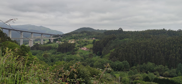 Panorámica del Viaducto de Artedo que se cruza en el Camino del Norte. Asturias.