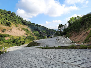 Zona desmantelada y pista acceso