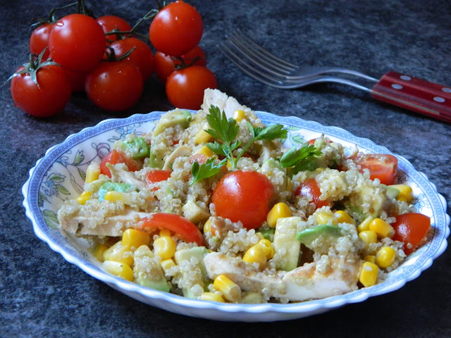 Salata de quinoa cu porumb, rosii si avocado