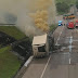 Carreta pega fogo e tem carroceria destruída na BR-101, em Macaé