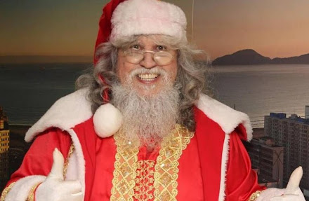 Internado em hospital, Papai Noel se emociona ao receber presente