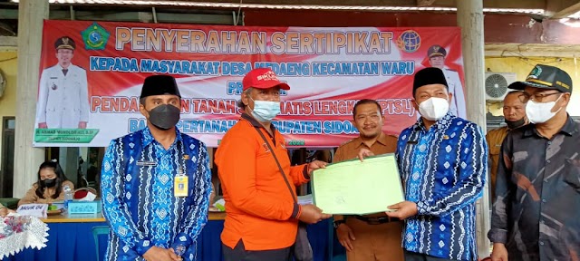 Wabup Sidoarjo, H. Subandi Menyerahkan Sertifikat Program PTSL di Desa Medaeng - Waru.