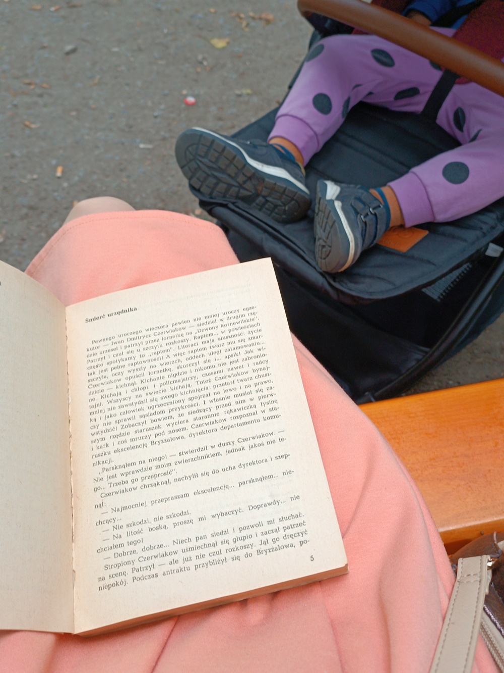 Odpoczynek w parku z dzieckiem i książką.