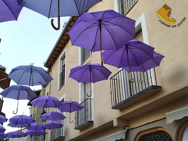 PARAGUAS VIOLETAS EN LAS CALLES DE BRIHUEGA