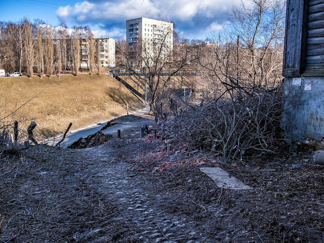 Оползень на Похвалинском съезде захватил часть булыжной мостовой