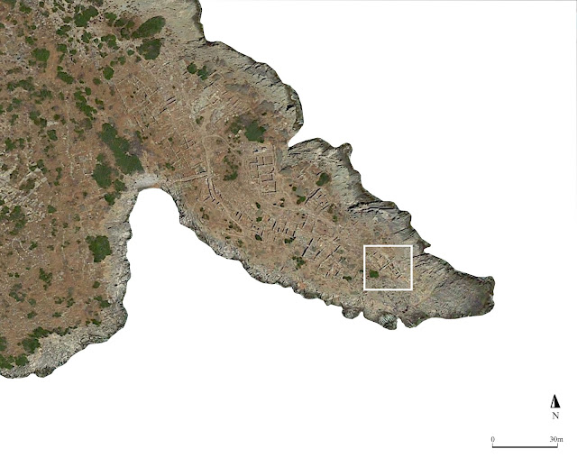 Θέση της Οικίας των Ρυτών στο νοτιοανατολικό άκρο του μινωικού οικισμού (πηγή Google Maps) .