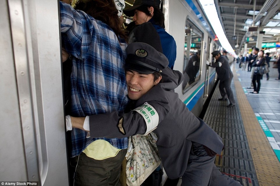 tokyo-subway-pushers-3