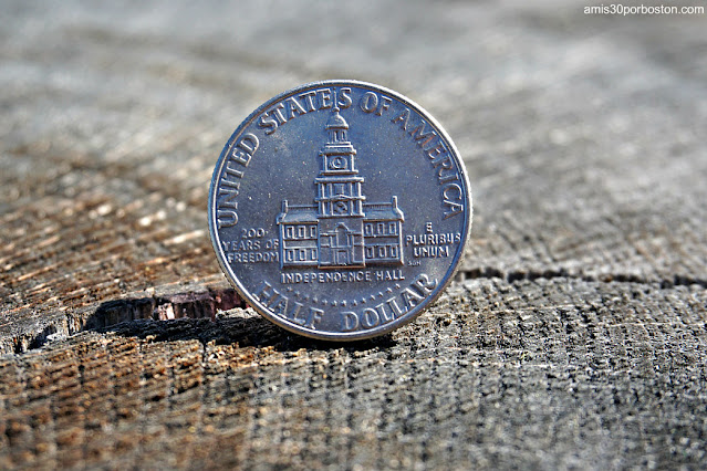Half Dollar con el Independence Hall de Filadelfia
