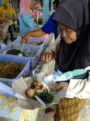 Sedekah Makan Ridho Allah di Pelataran Parkir Pasar Mandiri Way kandis