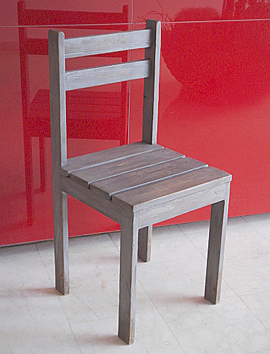 silla Valle con madera reciclada y acabados ecológicos