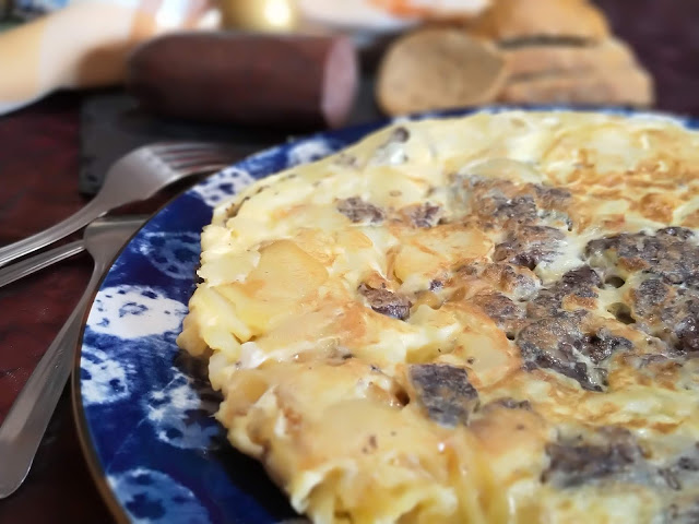 Pincho de tortilla de patata y morcilla de Burgos exquisito