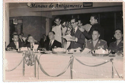 Década de 50. Solenidade no Clube Rio Negro. Sentados, o prefeito de Manaus,  Gilberto Mestrinho, empresário Issac Sabbá e o presidente da República, Juscelino Kubischek . De terno escuro, meu amado pai, Andréa Limongi, repórter da Rádio Difusora, primeiro emprego dele, segurando o microfone com  o governador Plínio Coelho discursando. Também, de pé, o  radialista Jayme Rebello.