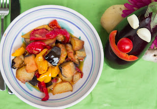 ricetta di cucina contadina a base di peperoni patate e melanzane