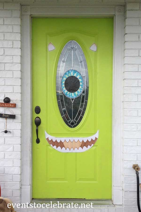 Easy and Scary Halloween Door Decoration