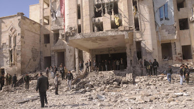 La explosión de una bomba destruyó el lunes el tercer piso del edificio estatal de la televisión siria en Damasco