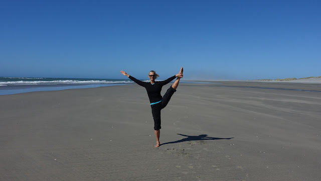 Marleen op Wharariki Beach