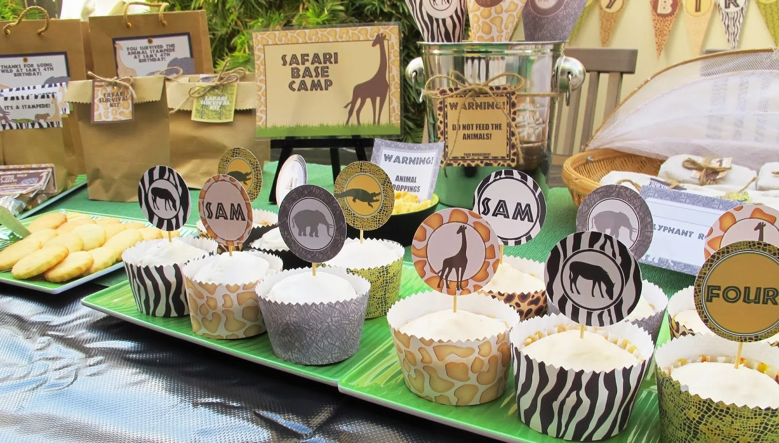 The Jungle: Free Printable Cupcakes Toppers and Wrappers.