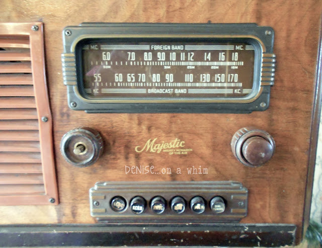 Vintage Radio in a Christmas Vignette via http://deniseonawhim.blogspot.com
