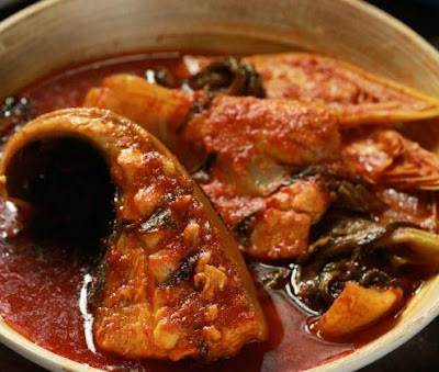 adalah Dari satu kuliner orisinil orang johor dan memang kuliner ni tak boleh dipisahkan [Rahsia] Resepi Asam Pedas Ikan Pari Sawi Jeruk Sedap