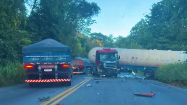 acidente na BR-381, carreta em L, bloqueio na rodovia, motociclista ferido, Corpo de Bombeiros, trânsito MG, acidente rodoviário, Bela Vista de Minas