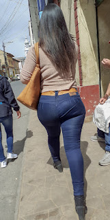 Bonita mujer con cola redonda en pantalon apretado