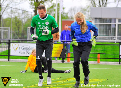 Sparta Rotterdam doelman Nico Pellatz aan het werk met Laura Kuyt van FC Rijnvogels uit Katwijk