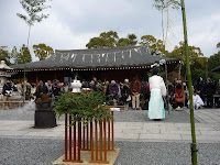 城南宮で一年の無事を祈願する恒例の「湯立神楽」が執り行なわれた。