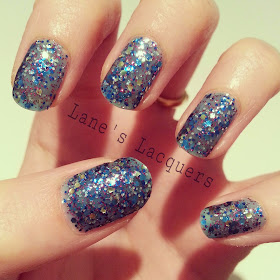 maybelline-colorshow-be-brilliant-skyline-blue-swatch-nails