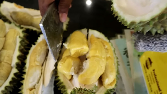 Durian Malaysia berkualitas tinggi yang dijual di supermarket